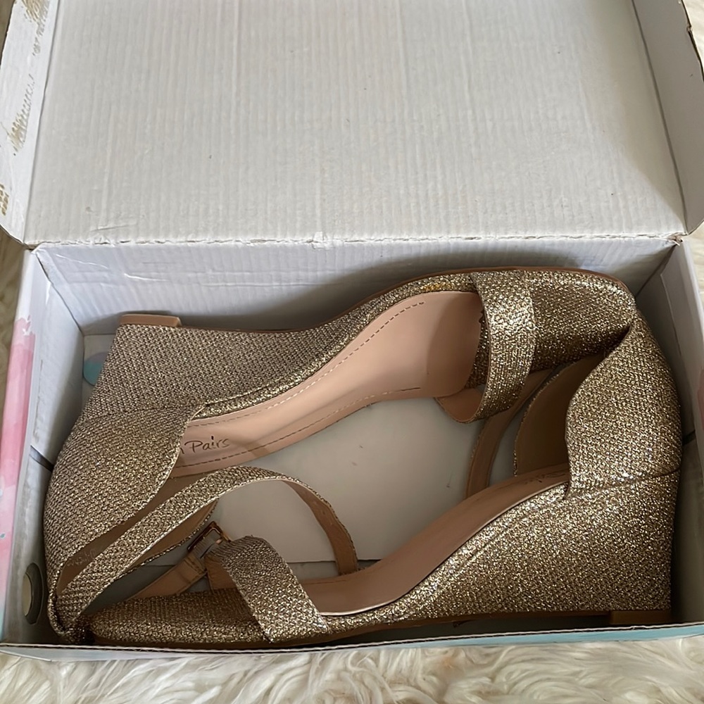 Dream Pairs gold sparkly open toe wedge heel size 9